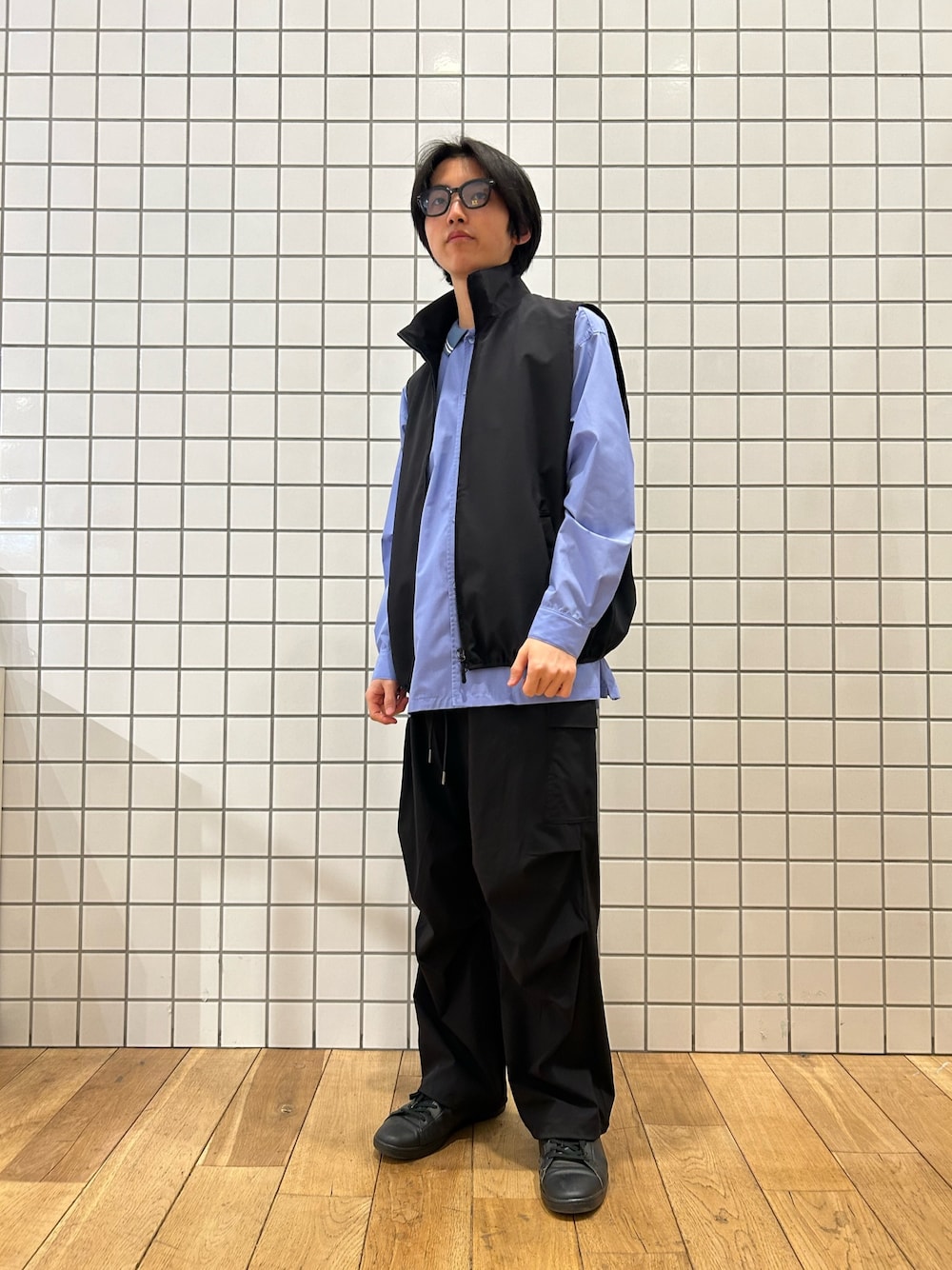 ブラック系のその他アウター、ブルー系のシャツ/ブラウス、ブラック系のその他パンツを着用したメンズの春コーディネートの1枚目の写真