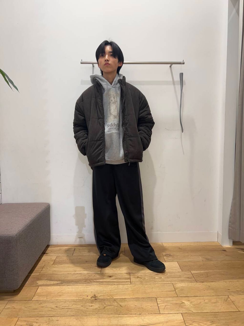 グレー系のダウンジャケット/コート、グレー系のスウェット、ブラック系のその他パンツを着用したメンズの冬コーディネートの1枚目の写真