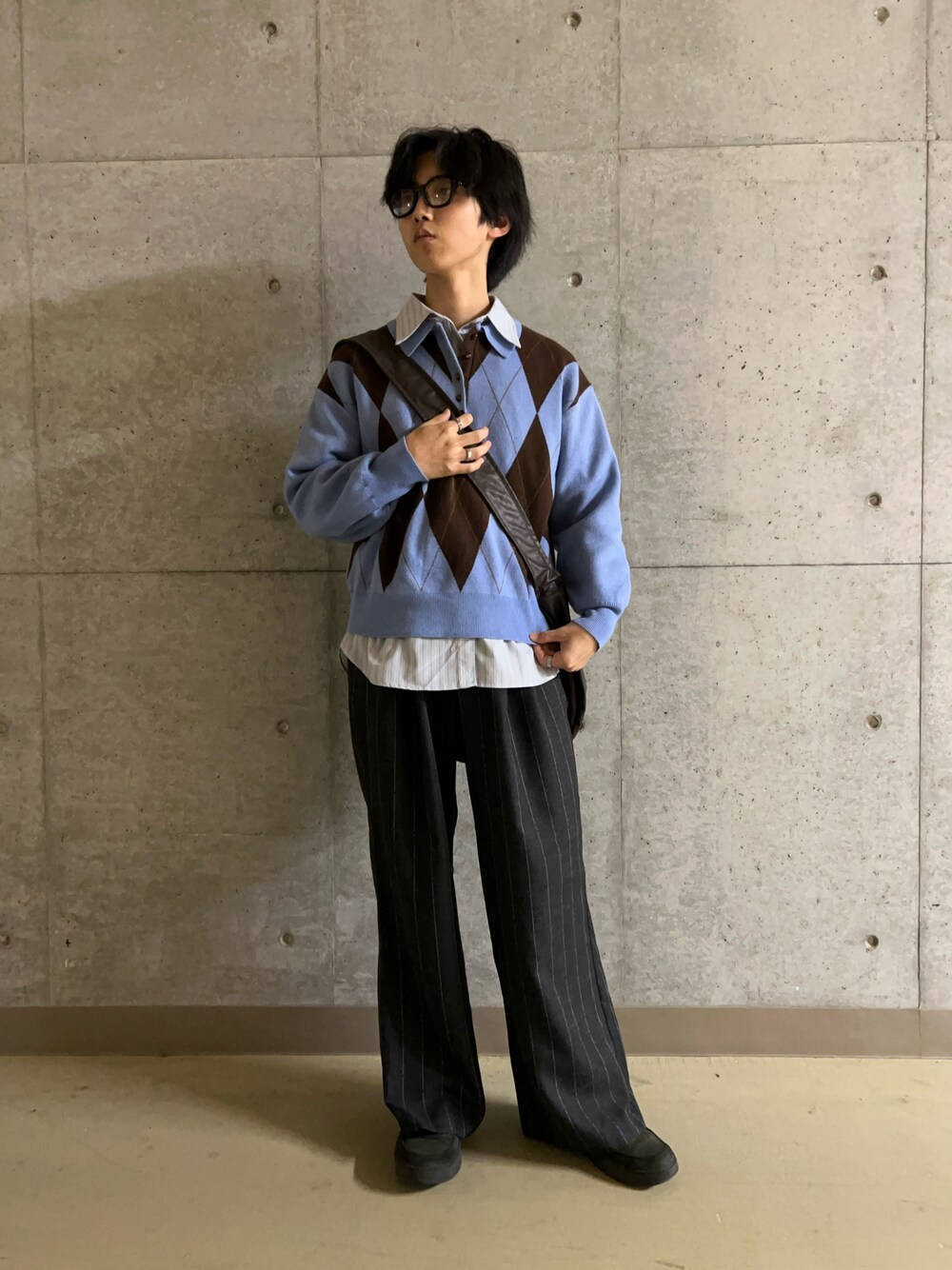 ブルー系のシャツ/ブラウス、ブルー系のニット/セーター、ブラック系のその他パンツを着用したメンズの秋コーディネートの1枚目の写真