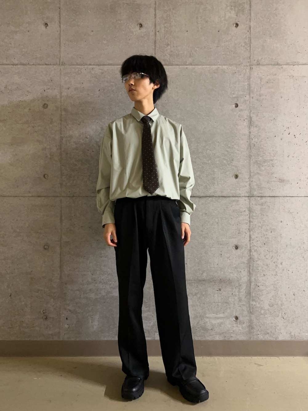 ブラウン系のネクタイ、ブラック系のその他パンツ、グリーン系のシャツ/ブラウスを着用したメンズの秋コーディネートの1枚目の写真