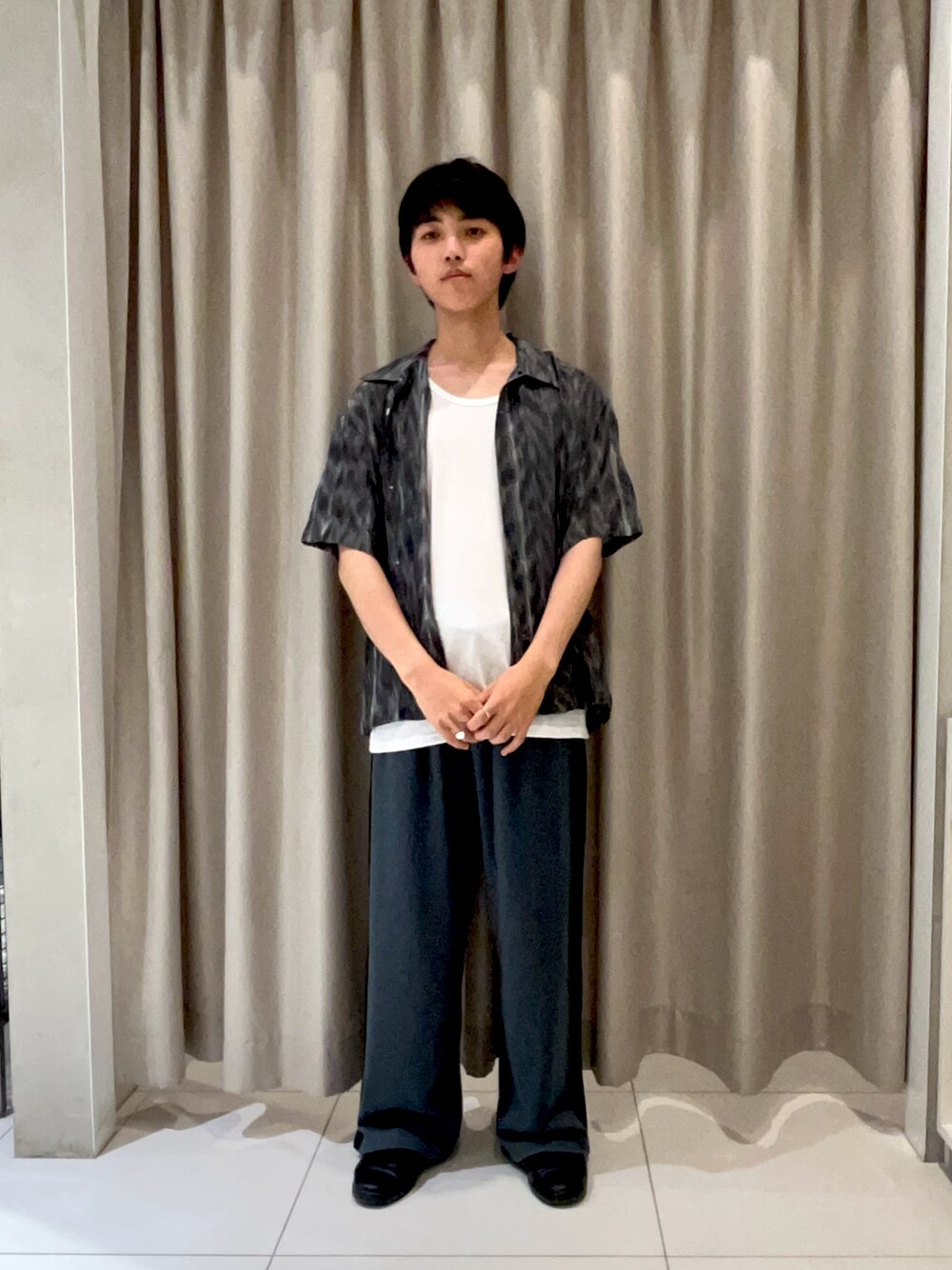 ホワイト系のタンクトップ、その他のシャツ/ブラウス、その他のその他パンツを着用したメンズの夏コーディネートの1枚目の写真