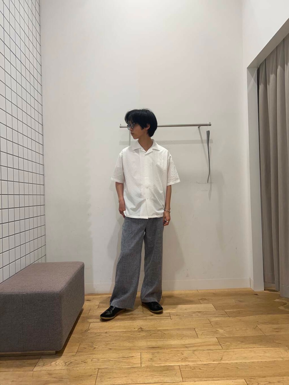 ブラック系のスニーカー、ホワイト系のシャツ/ブラウス、ブルー系のその他パンツを着用したメンズの夏コーディネートの1枚目の写真