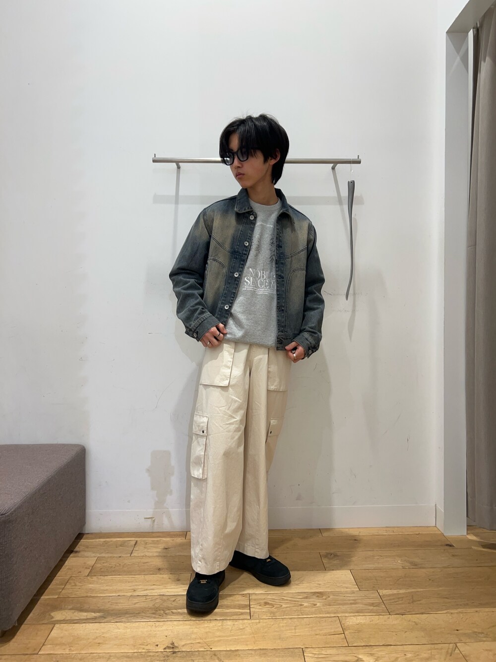 その他のスウェット、ブルー系のデニムジャケット、ホワイト系のその他パンツを着用したメンズの冬コーディネートの1枚目の写真