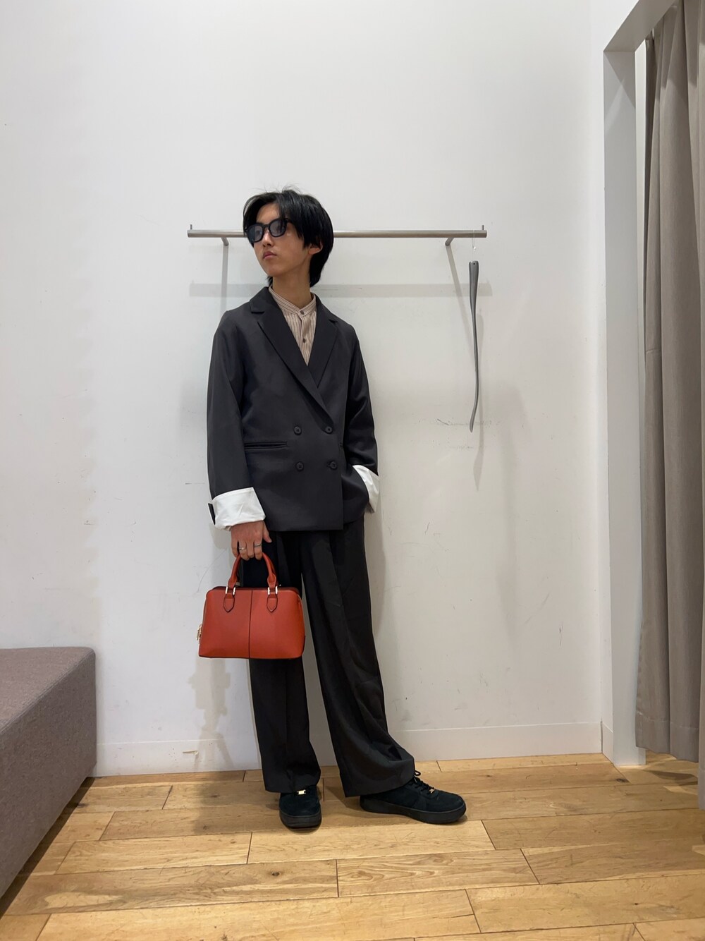 ベージュ系のシャツ/ブラウス、グレー系のテーラードジャケット、グレー系のその他パンツを着用したメンズの冬コーディネートの1枚目の写真