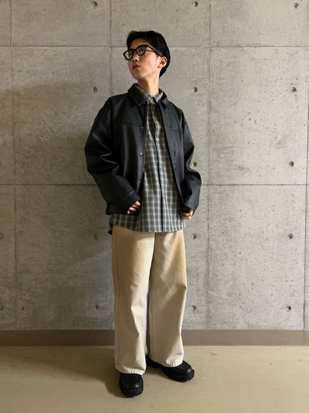 グリーン系のデニムパンツ、ブルー系のシャツ/ブラウス、ブラック系のブルゾンを着用したメンズの冬コーディネートの1枚目の写真