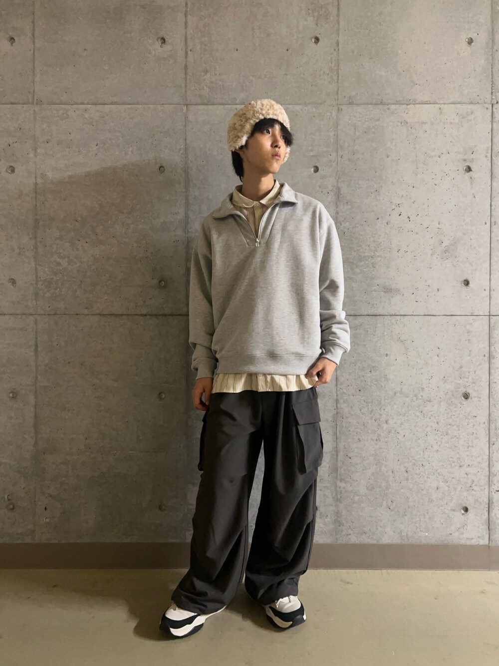 ブラウン系のその他パンツ、ベージュ系のシャツ/ブラウス、グレー系のスウェットを着用したメンズの秋コーディネートの1枚目の写真