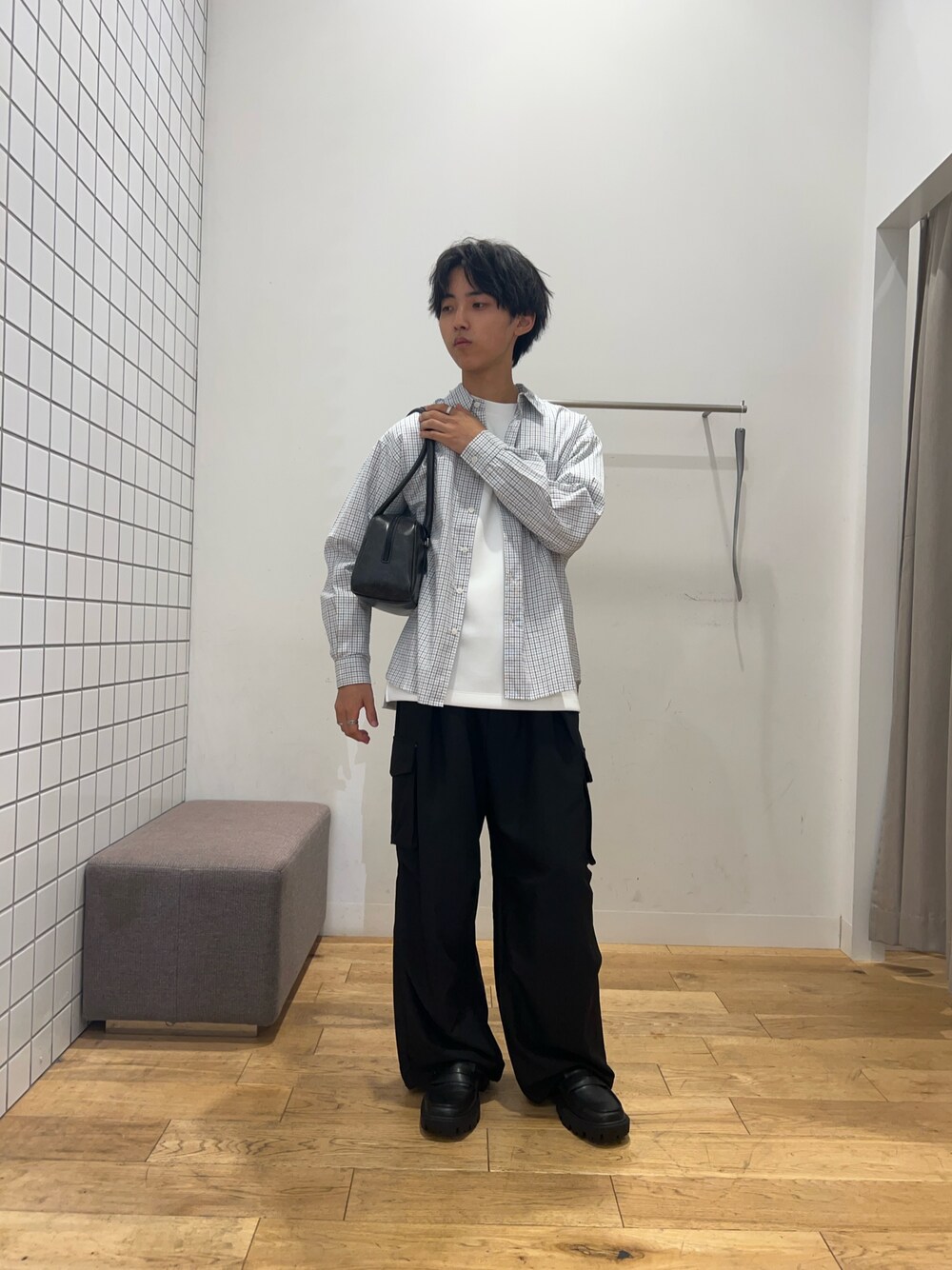 ホワイト系のTシャツ/カットソー、ホワイト系のシャツ/ブラウス、ブラック系のその他パンツを着用したメンズの秋コーディネートの1枚目の写真