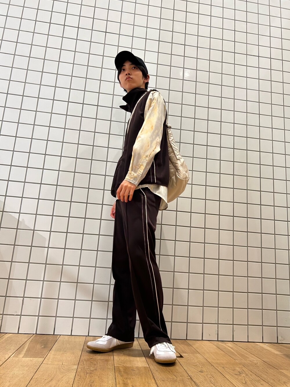 その他のシャツ/ブラウス、ベージュ系のショルダーバッグ、ブラウン系のその他パンツを着用したメンズの春コーディネートの1枚目の写真