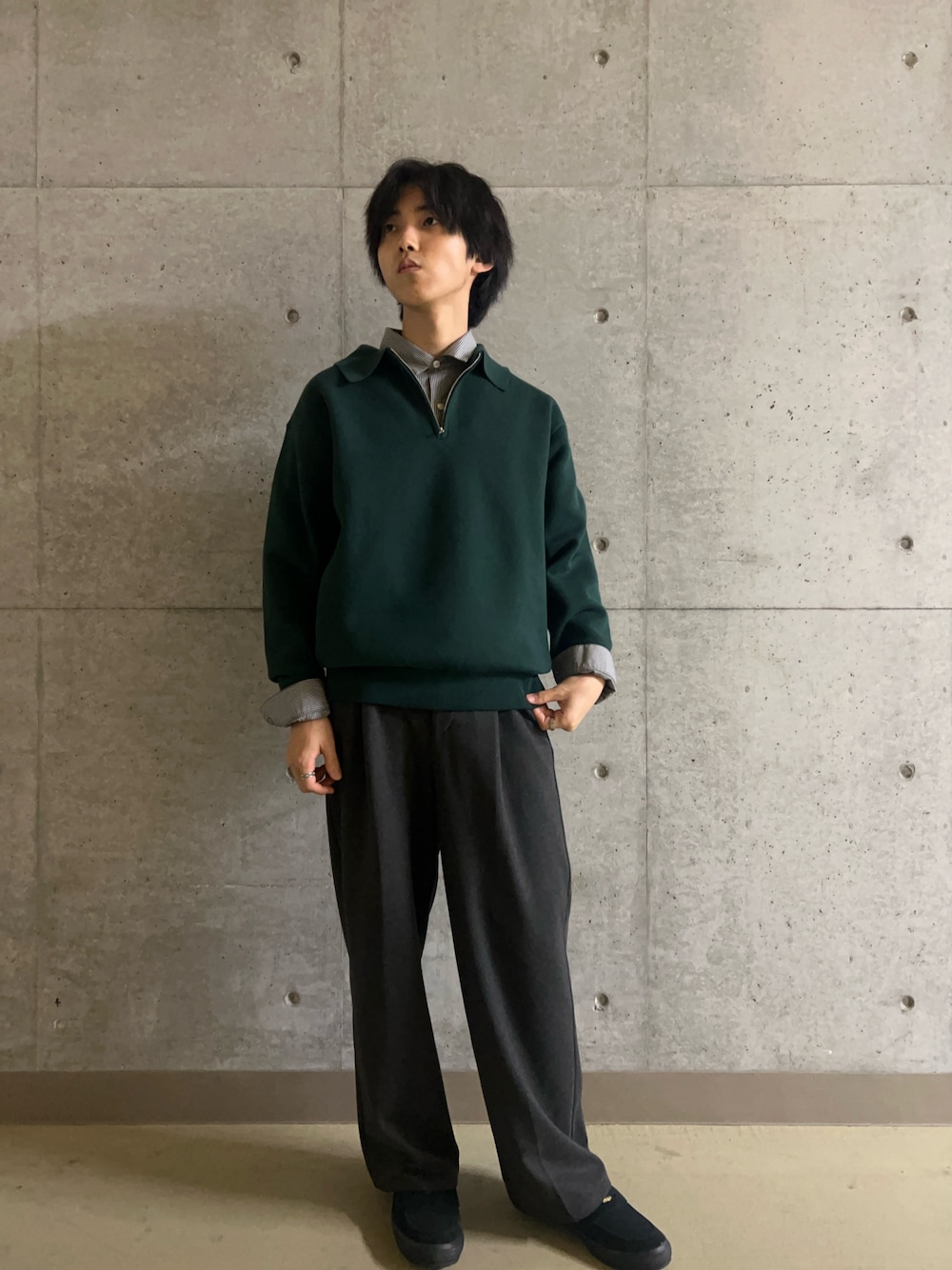 グリーン系のニット/セーター、ブラック系のシャツ/ブラウス、グレー系のその他パンツを着用したメンズの秋コーディネートの1枚目の写真