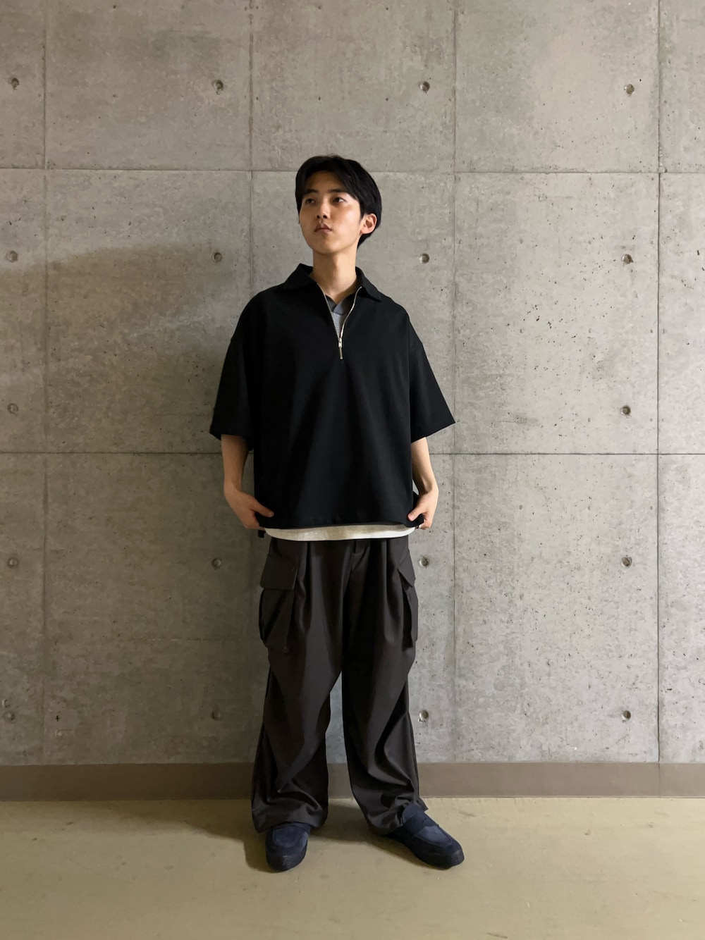 グレー系のニット/セーター、ブラック系のTシャツ/カットソー、グレー系のその他パンツを着用したメンズの春コーディネートの1枚目の写真