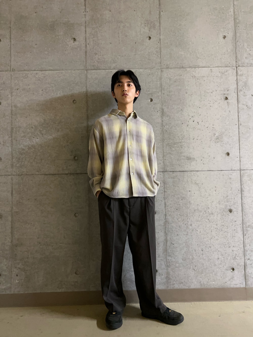 イエロー系のシャツ/ブラウス、グレー系のスラックスを着用したメンズの春コーディネートの1枚目の写真