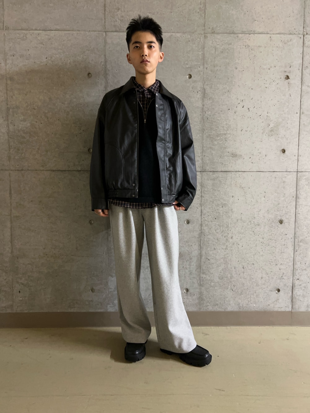 グレー系のその他パンツ、ブルー系のシャツ/ブラウス、ブラック系のニット/セーターを着用したメンズの秋コーディネートの1枚目の写真