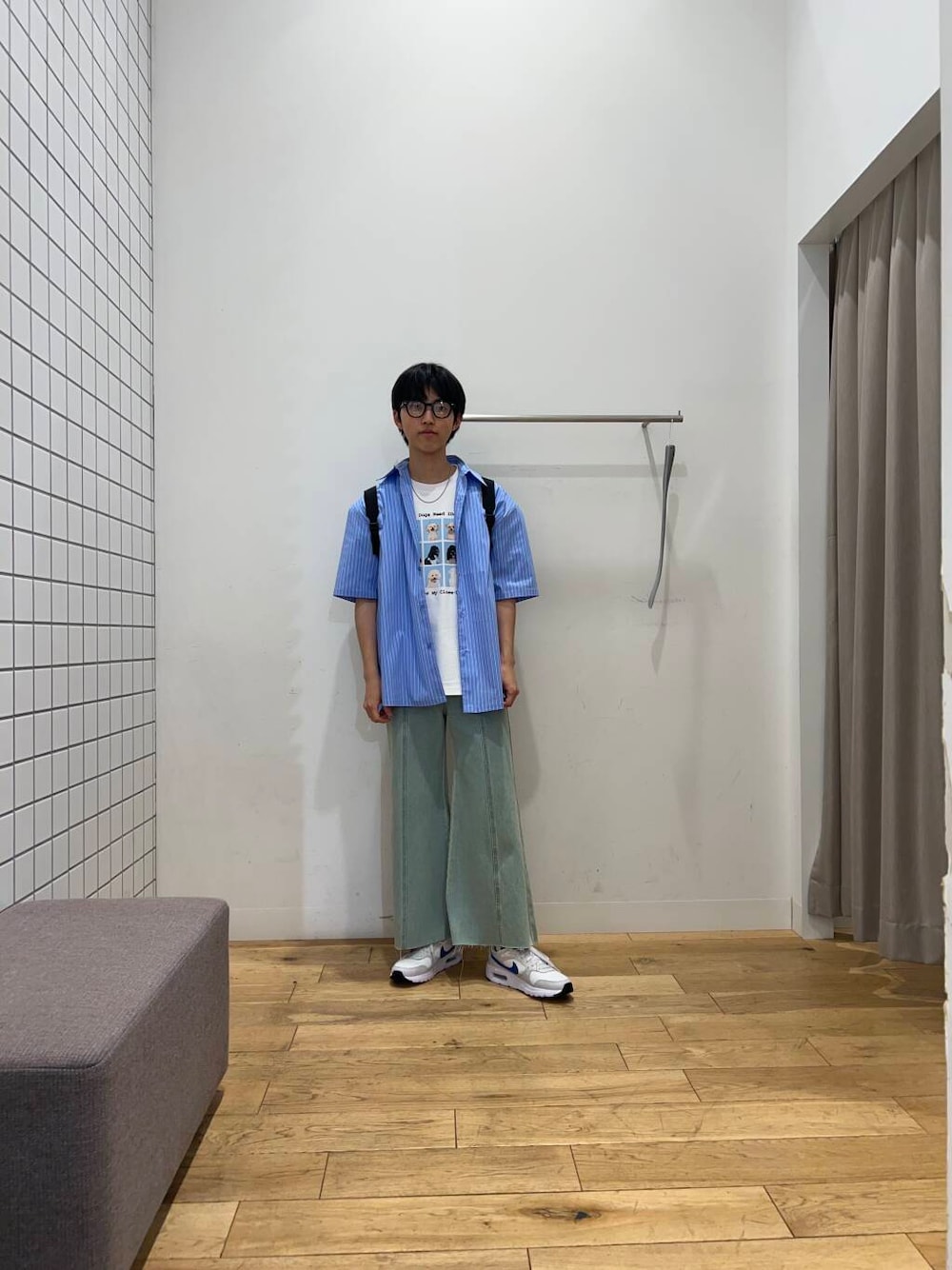 ホワイト系のTシャツ/カットソー、ブルー系のシャツ/ブラウス、ブルー系のデニムパンツを着用したメンズの春コーディネートの1枚目の写真