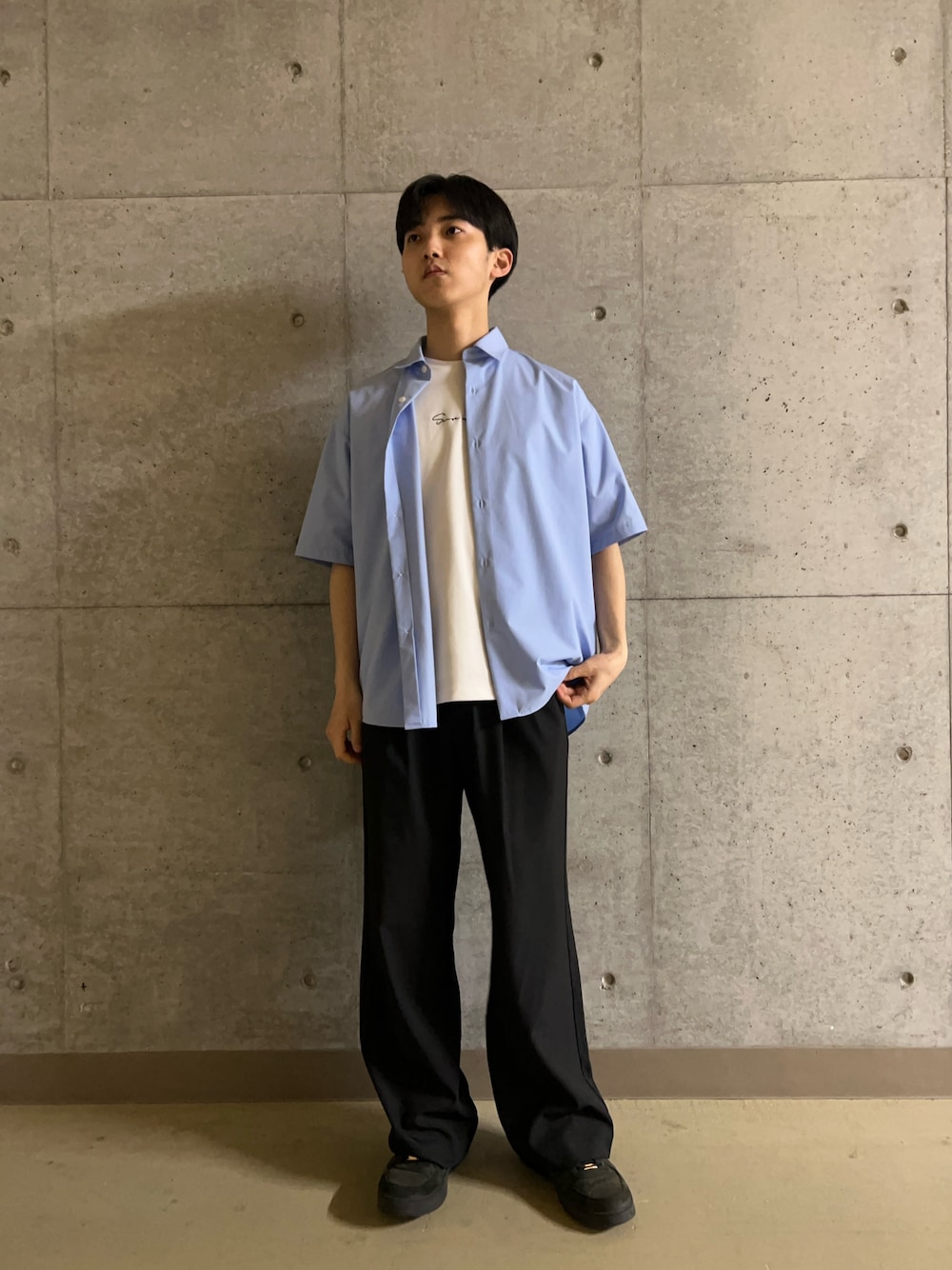 ブルー系のシャツ/ブラウス、ブラック系のその他パンツ、ホワイト系のTシャツ/カットソーを着用したメンズの春コーディネートの1枚目の写真