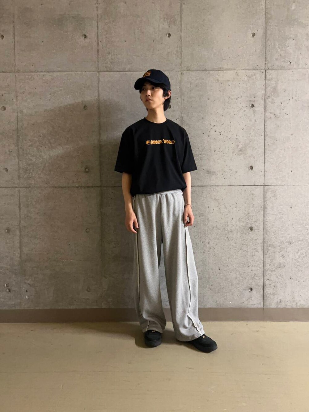 グレー系のその他パンツ、ブラック系のTシャツ/カットソーを着用したメンズの夏コーディネートの1枚目の写真