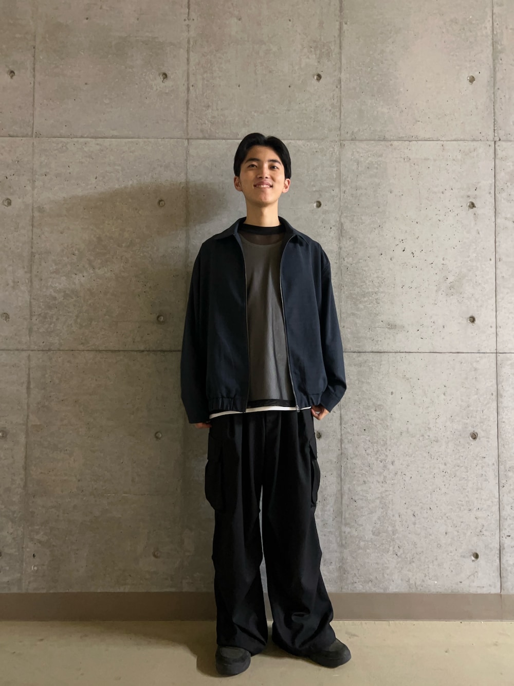 ホワイト系のタンクトップ、ブラック系のTシャツ/カットソー、ブラック系のその他パンツを着用したメンズの春コーディネートの1枚目の写真