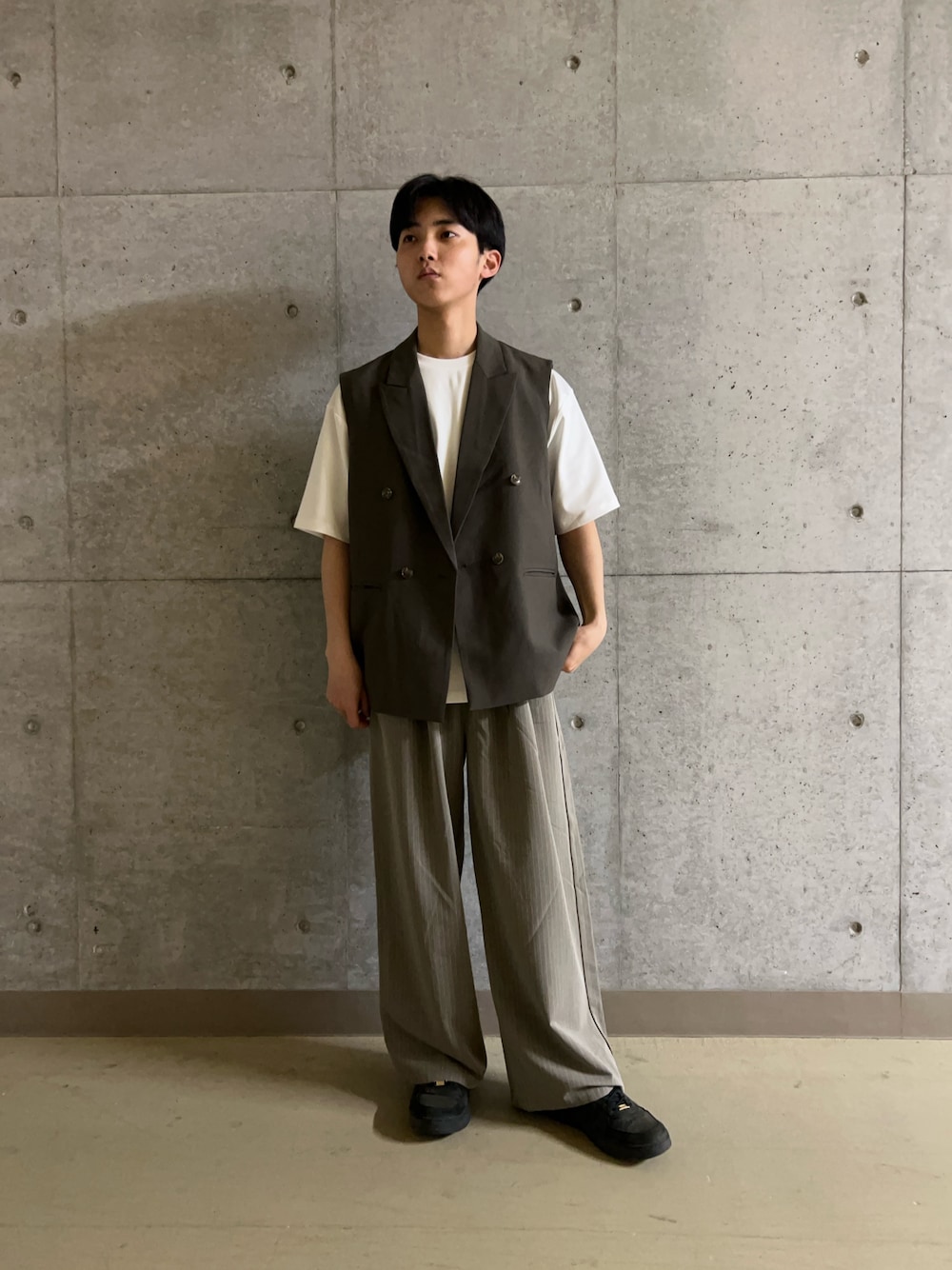 ホワイト系のTシャツ/カットソー、ブラウン系のその他パンツ、ブラウン系のその他アウターを着用したメンズの春コーディネートの1枚目の写真