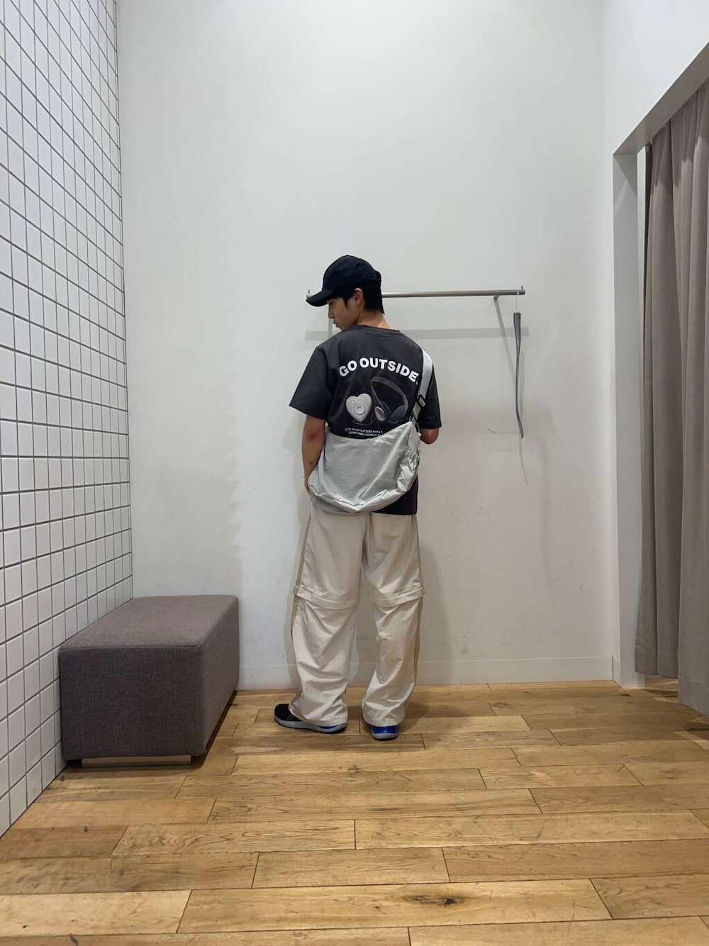 グレー系のTシャツ/カットソー、ベージュ系のその他パンツ、ブラック系のキャップを着用したメンズの春コーディネートの1枚目の写真