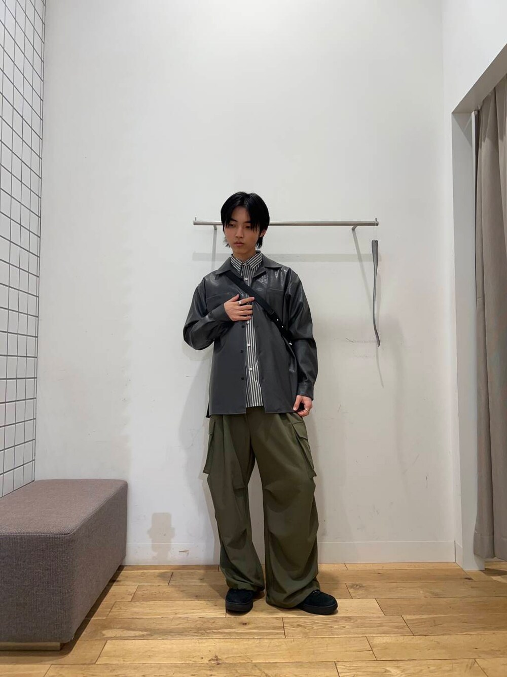 グリーン系のその他パンツ、グレー系のシャツ/ブラウス、ブラック系のショルダーバッグを着用したメンズの冬コーディネートの1枚目の写真