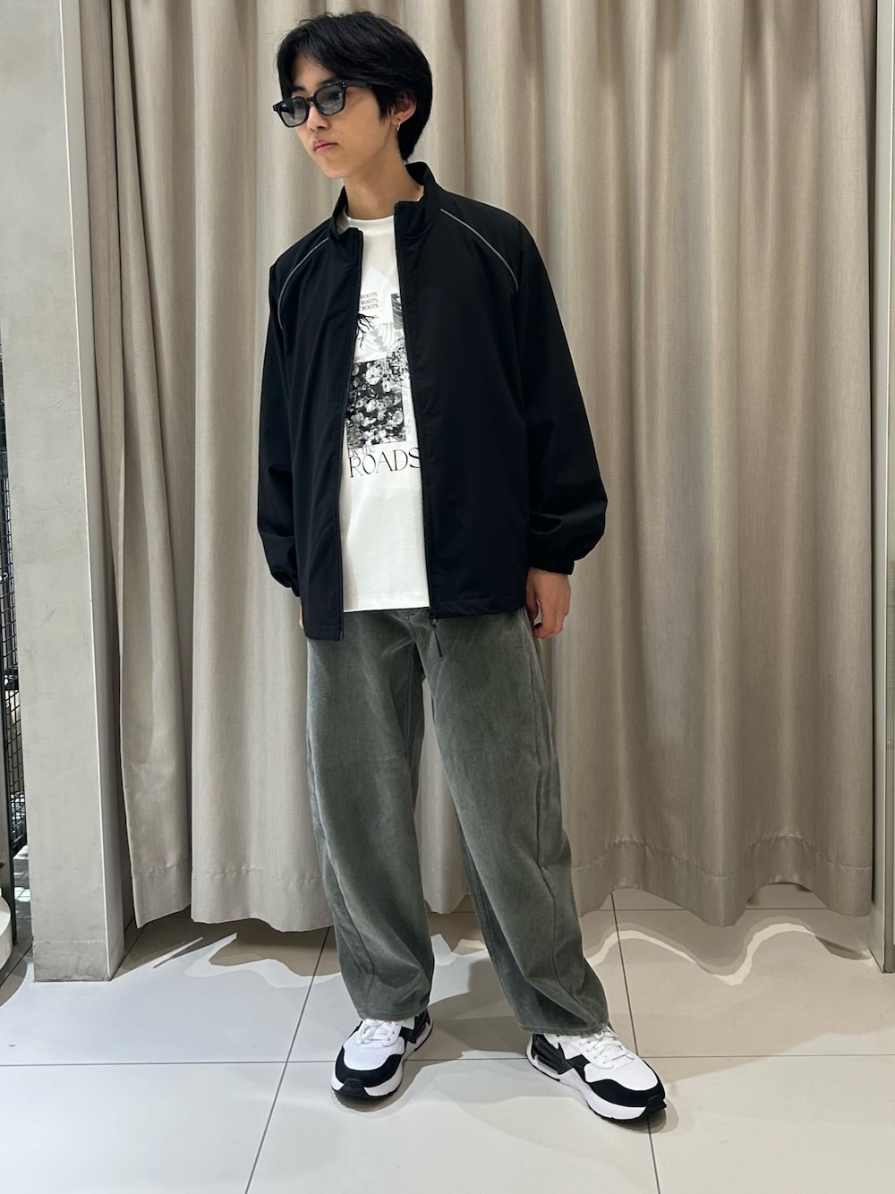 ブラック系のブルゾン、ブラック系のTシャツ/カットソー、グリーン系のその他パンツを着用したメンズの秋コーディネートの1枚目の写真