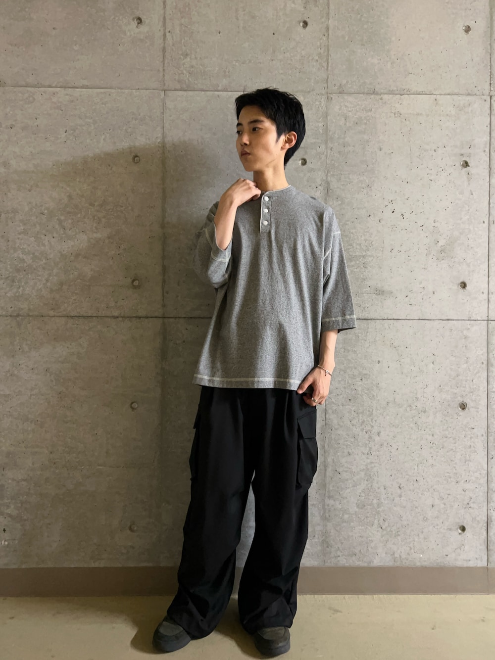グレー系のTシャツ/カットソー、ブラック系のその他パンツを着用したメンズの夏コーディネートの1枚目の写真