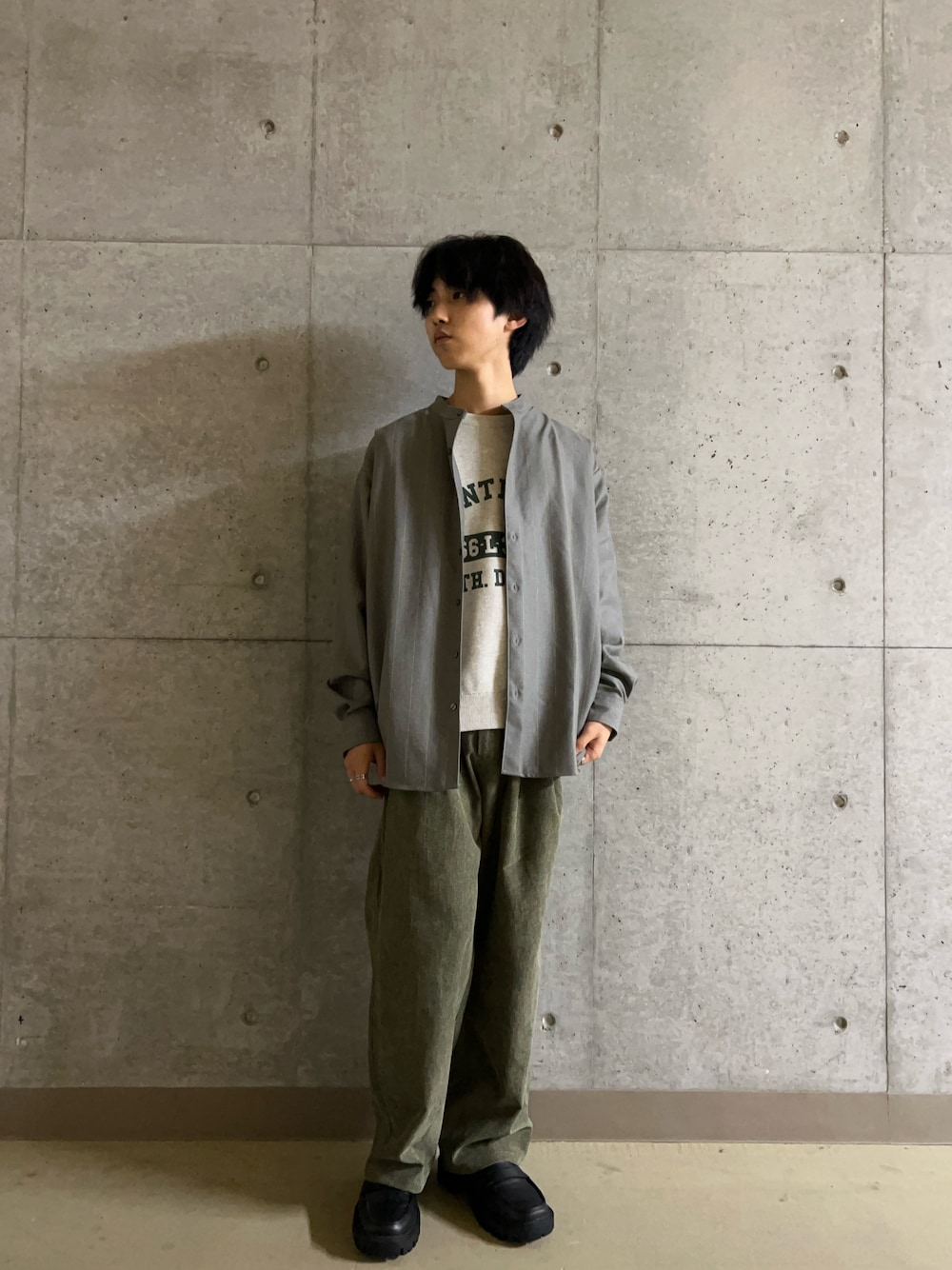 ブルー系のその他パンツ、グレー系のシャツ/ブラウス、グレー系のニット/セーターを着用したメンズの秋コーディネートの1枚目の写真