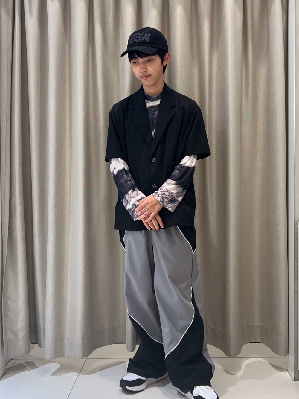 ブラック系のテーラードジャケット、ブラック系のTシャツ/カットソー、その他のその他パンツを着用したメンズの夏コーディネートの1枚目の写真