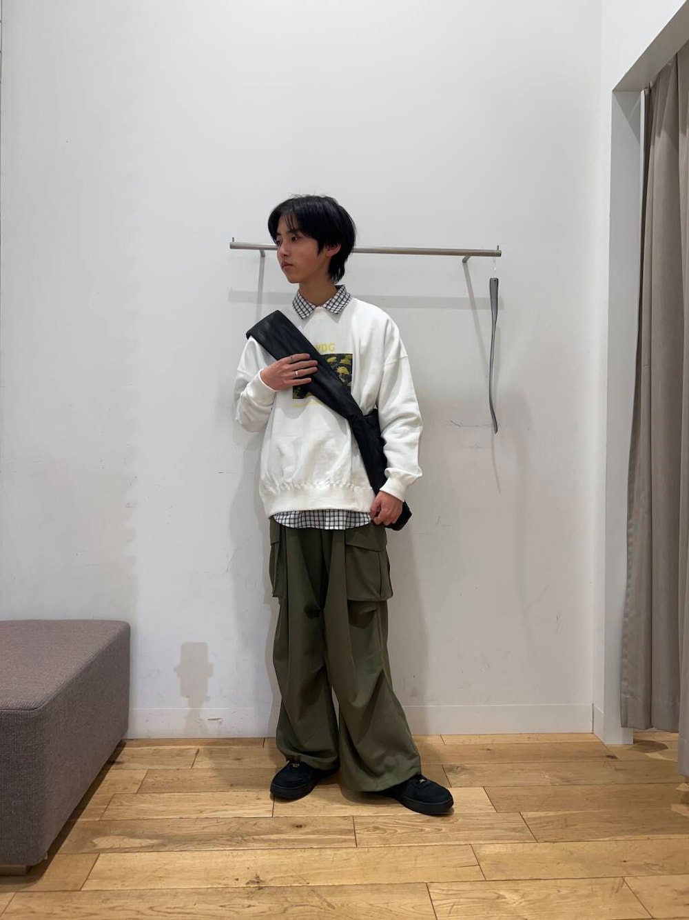 ブラック系のショルダーバッグ、グリーン系のその他パンツ、ホワイト系のシャツ/ブラウスを着用したメンズの春コーディネートの1枚目の写真