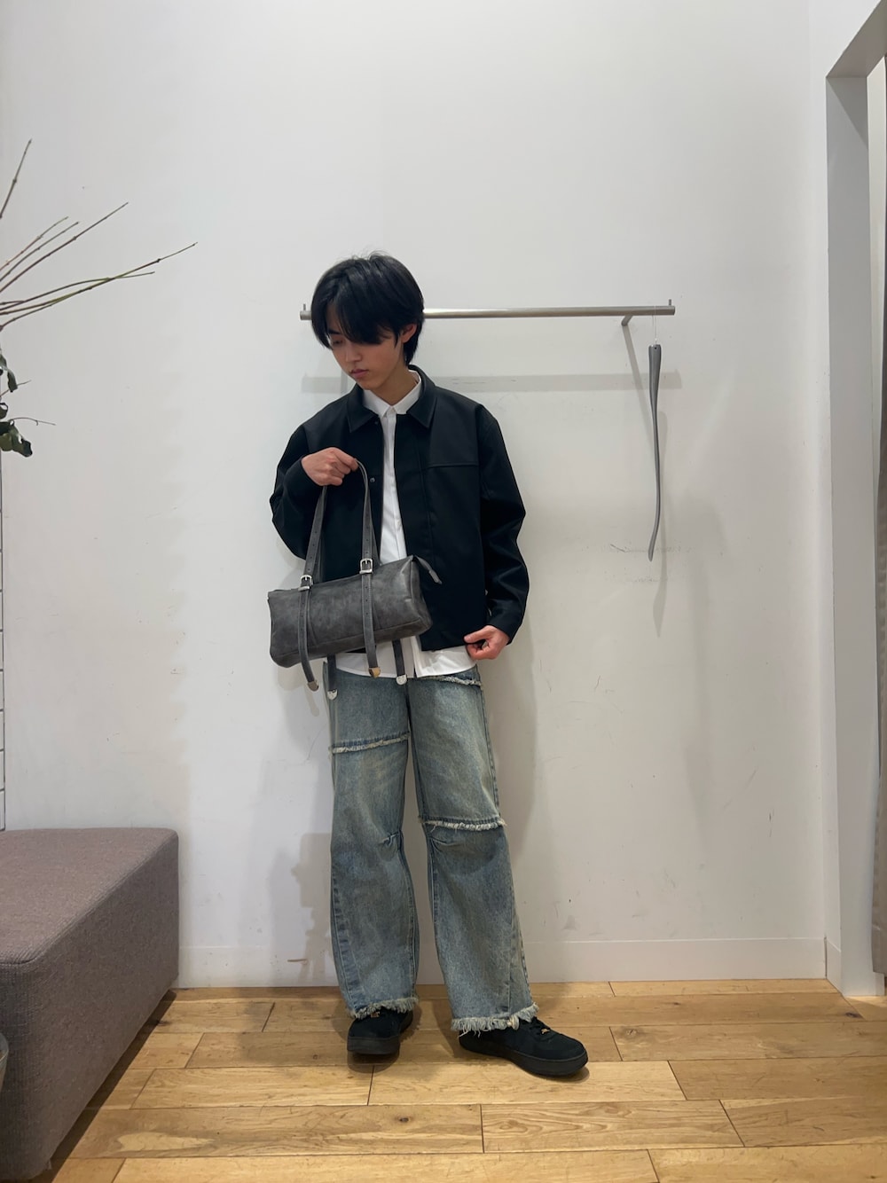 ホワイト系のシャツ/ブラウス、ブラック系のブルゾン、グレー系のボストンバッグを着用したメンズの冬コーディネートの1枚目の写真