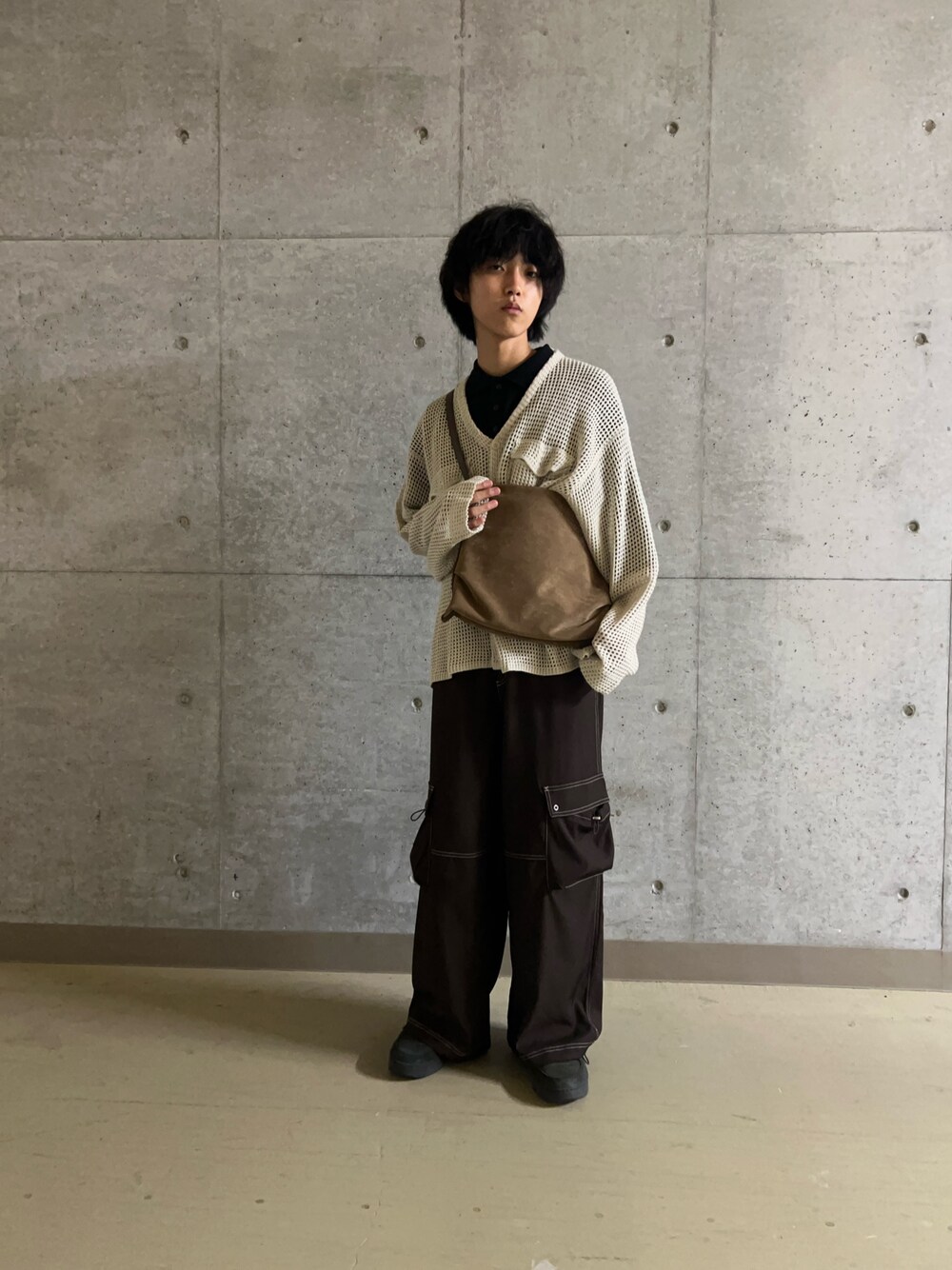 ブラック系のポロシャツ、ブラウン系のその他パンツ、ブラウン系のショルダーバッグを着用したメンズの夏コーディネートの1枚目の写真