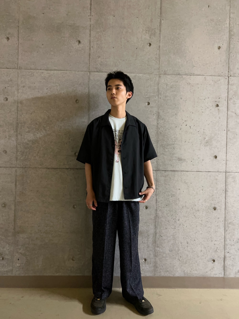 ブルー系のTシャツ/カットソー、ブラック系のシャツ/ブラウス、ブルー系のその他パンツを着用したメンズの夏コーディネートの1枚目の写真