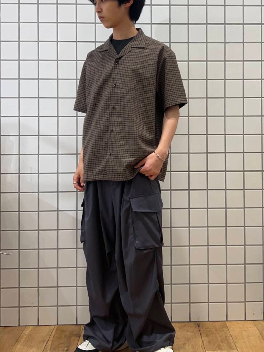 グレー系のその他パンツ、ブラック系のTシャツ/カットソー、シルバー系のブレスレットを着用したメンズの夏コーディネートの1枚目の写真