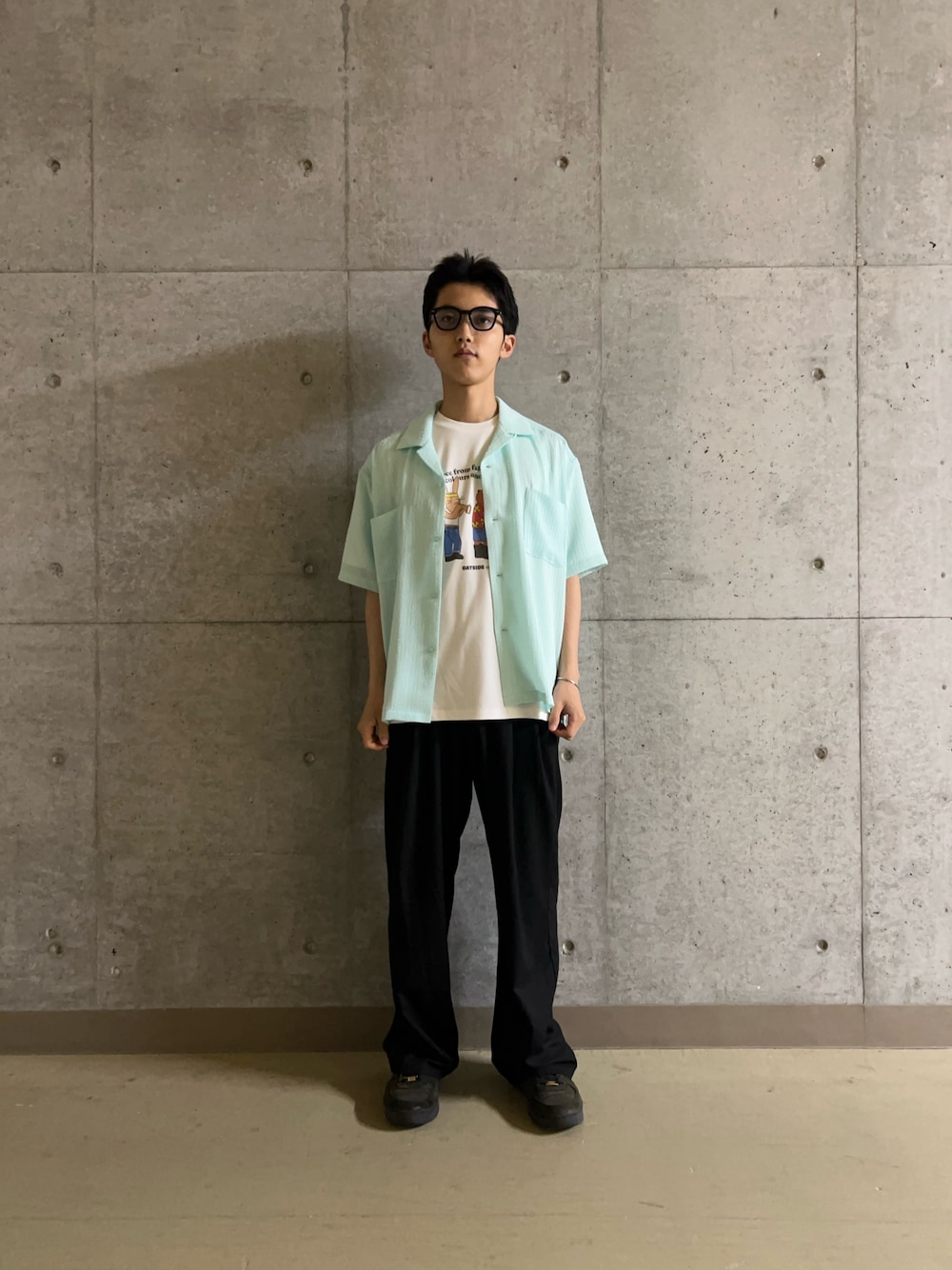 ブルー系のシャツ/ブラウス、ホワイト系のTシャツ/カットソー、ブラック系のその他パンツを着用したメンズの夏コーディネートの1枚目の写真