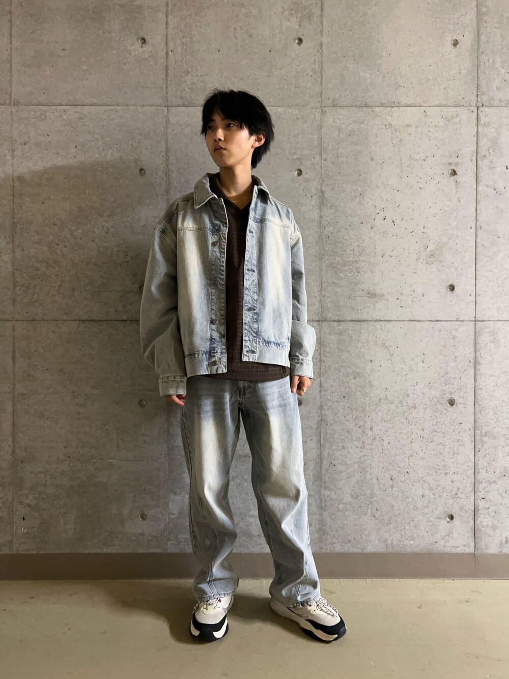 ブルー系のデニムパンツ、ブラウン系のその他トップス、ブルー系のデニムジャケットを着用したメンズの秋コーディネートの1枚目の写真
