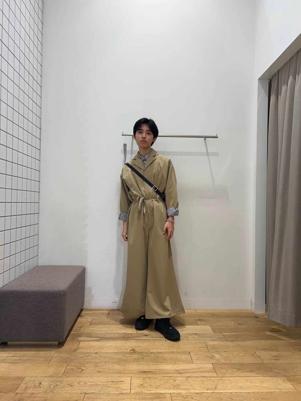 ブラック系のシャツ/ブラウス、ベージュ系のその他パンツ、シルバー系のブレスレットを着用したメンズの春コーディネートの1枚目の写真
