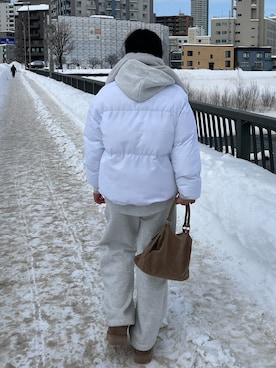 「KBF（ケイビーエフ）のドロップファスナーデザインボストンBAG（ボストンバッグ、ベージュ系）」を使った、chikazeさん（レディース・166cm）の春コーディネート