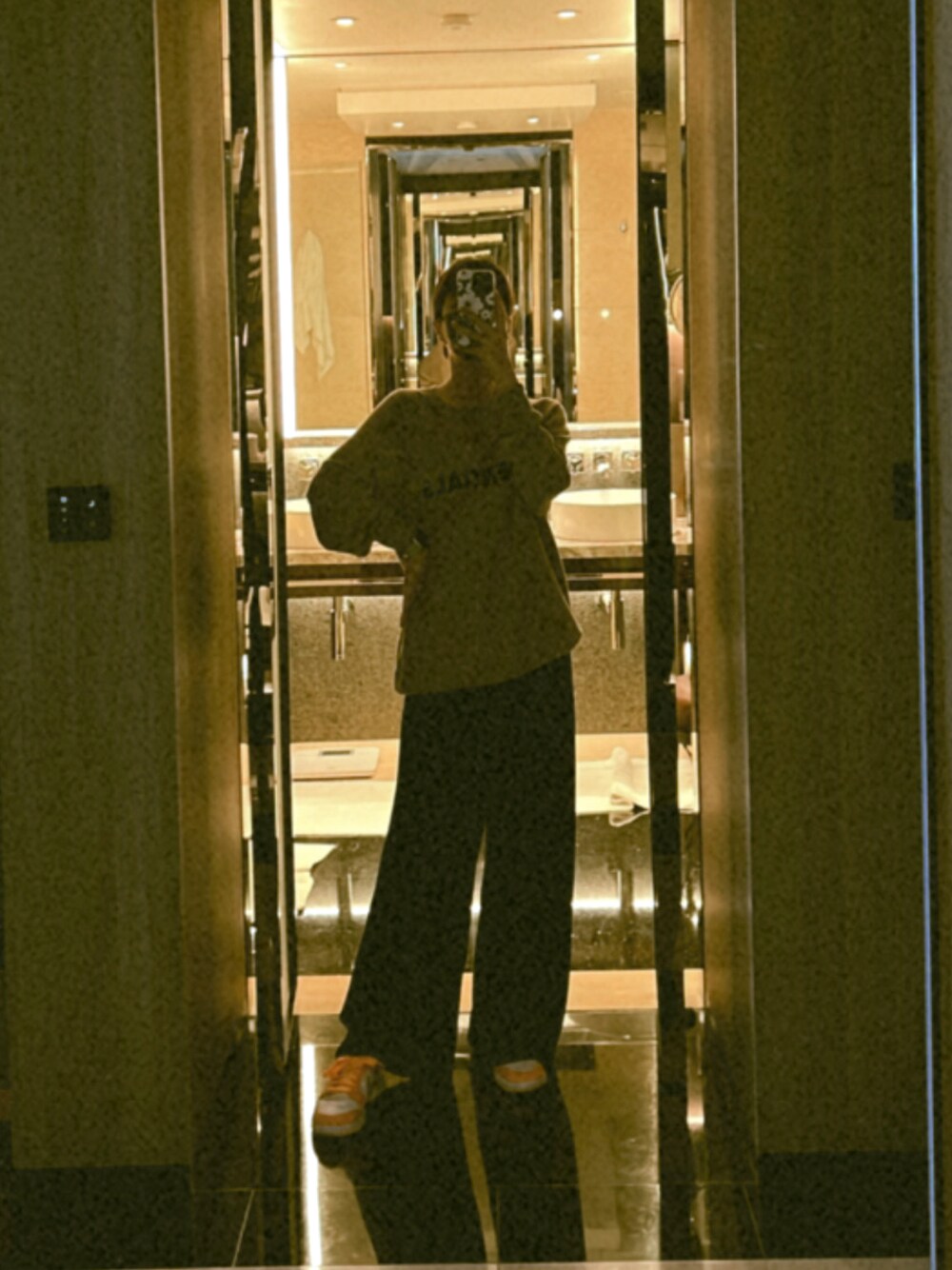 「nike、oversize」｜「FOG ESSENTIALSの＜FEAR OF GOD ESSENTIALS＞ P/O CN/スウェット（スウェット、ブラック系）」を使った、kocu13さん（レディース・164cm）の春コーディネートの1枚目の写真