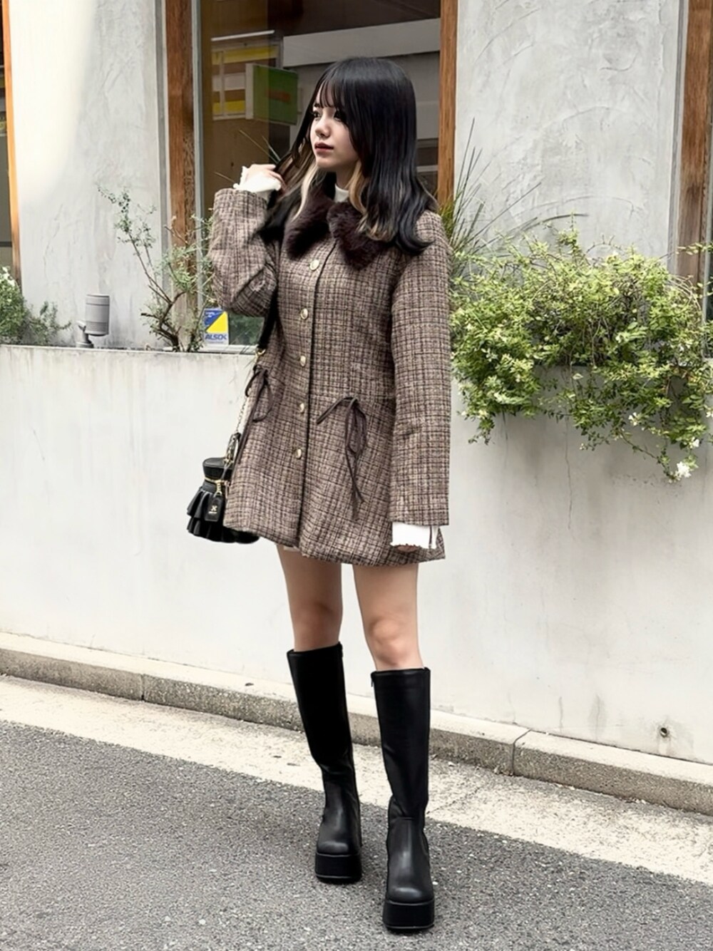 「one after another NICE CLAUP、nice claup、ナイスクラップ、低身長コーデ、骨格ストレート、アウター、アウターコーデ、ぺプラム、ツイード、ツイードコート、ロングブーツ、ブーツ、ガーリーコーデ、秋コーデ、デートコーデ」｜「one after another NICE CLAUPの【premium order】ファーティペットリボンワンピースコート（ノーカラーコート、ブラウン系）」を使った、はのさん（レディース・153cm）の秋コーディネートの1枚目の写真