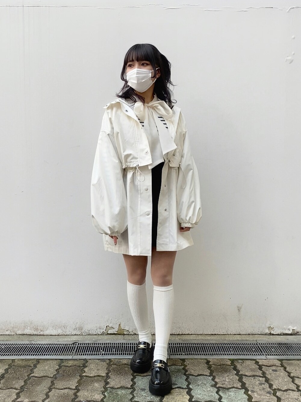「nice claup、ナイスクラップ、骨格ストレート、低身長女子、153cm、マウンテンパーカー、春コーデ、春アウター、リボン、ニット、ボーダー、スカパン、ミニスカート、ショートパンツ、厚底ローファー」｜「one after another NICE CLAUPのNCエンブレム付きアソートローファー（ローファー、ブラック系）」を使った、はのさん（レディース・153cm）の冬コーディネートの1枚目の写真