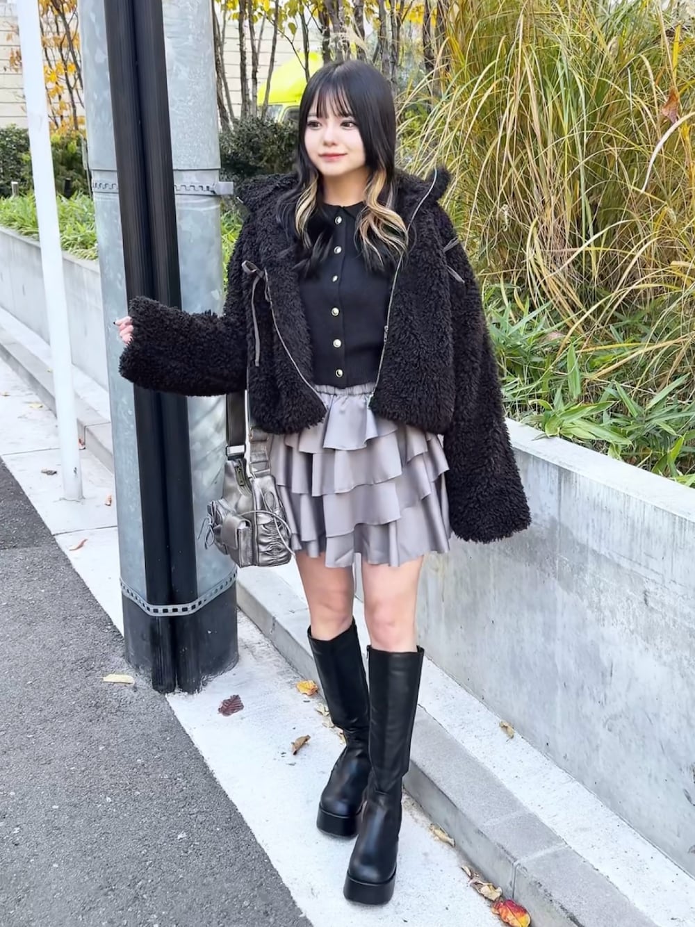 「one after another NICE CLAUP、nice claup、ナイスクラップ、骨格ストレート、低身長コーデ、冬アウター、ボアジャケット、ニット、ポロニット、ティアードスカート、ロングブーツ、ブラックコーデ、モノトーンコーデ、韓国ファッション、韓国コーデ」｜「one after another NICE CLAUPのボアリボンショートジャケット（ブルゾン、ブラック系）」を使った、はのさん（骨格ストレート・レディース・153cm）の冬コーディネートの1枚目の写真