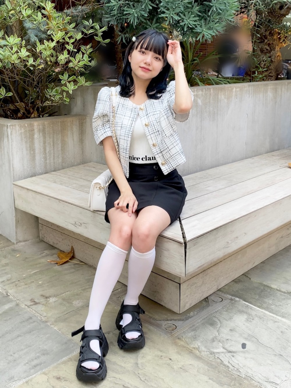 「nice claup、ナイスクラップ、低身長コーデ、153cm、骨格ストレート、ジャケット、ノーカラージャケット、ツイード、タンクトップ、ミニスカート、モノトーンコーデ、厚底サンダル、サンダルに靴下、フレンチガーリー、ガーリーコーデ」｜「one after another NICE CLAUPのボタンハイウエストスカート（スカート、ブラック系）」を使った、はのさん（レディース・153cm）の春コーディネートの1枚目の写真