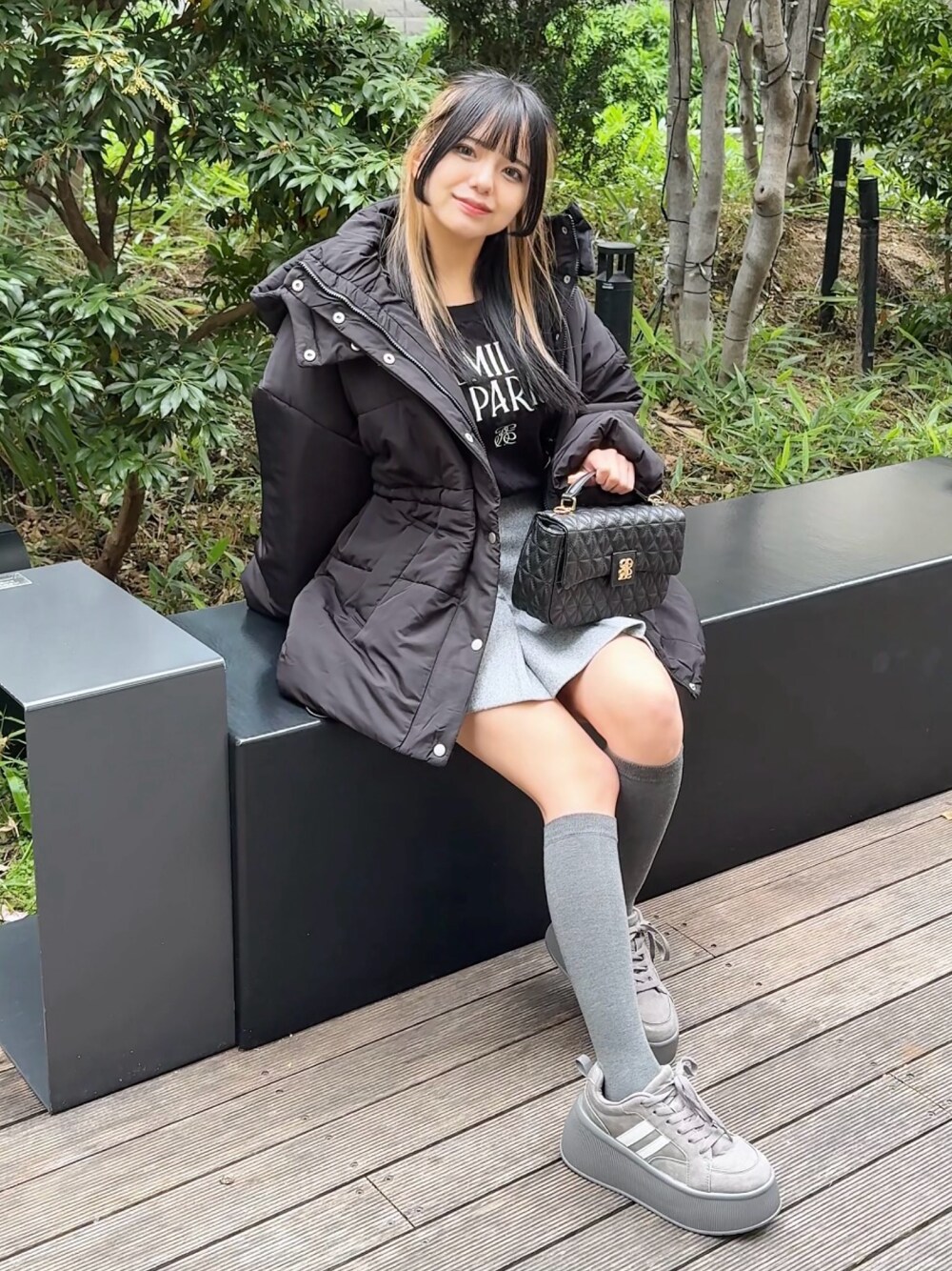 「one after another NICE CLAUP、nice claup、ナイスクラップ、骨格ストレート、低身長コーデ、冬アウター、ダウンジャケット、ダウンコート、ロゴニット、ニット、ニットコーデ、厚底スニーカー、モノトーンコーデ、韓国ファッション、韓国コーデ」｜「one after another NICE CLAUPのウェストマークミドルフェイクダウンジャケット（ダウンジャケット/コート、ブラック系）」を使った、はのさん（レディース・153cm）の冬コーディネートの1枚目の写真