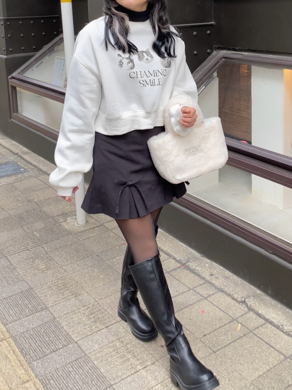 「one after another NICE CLAUP、nice claup、ナイスクラップ、低身長、低身長コーデ、骨格ストレート、スウェット、タートルネック、レイヤードスタイル、ミニスカート、ファーバッグ、モノクロ、カジュアルコーデ、韓国ファッション、ロングブーツ」｜「one after another NICE CLAUPのリボンが外せる2way/フロントリボンスカート（スカート、ブラック系）」を使った、はのさん（レディース・153cm）の冬コーディネートの1枚目の写真