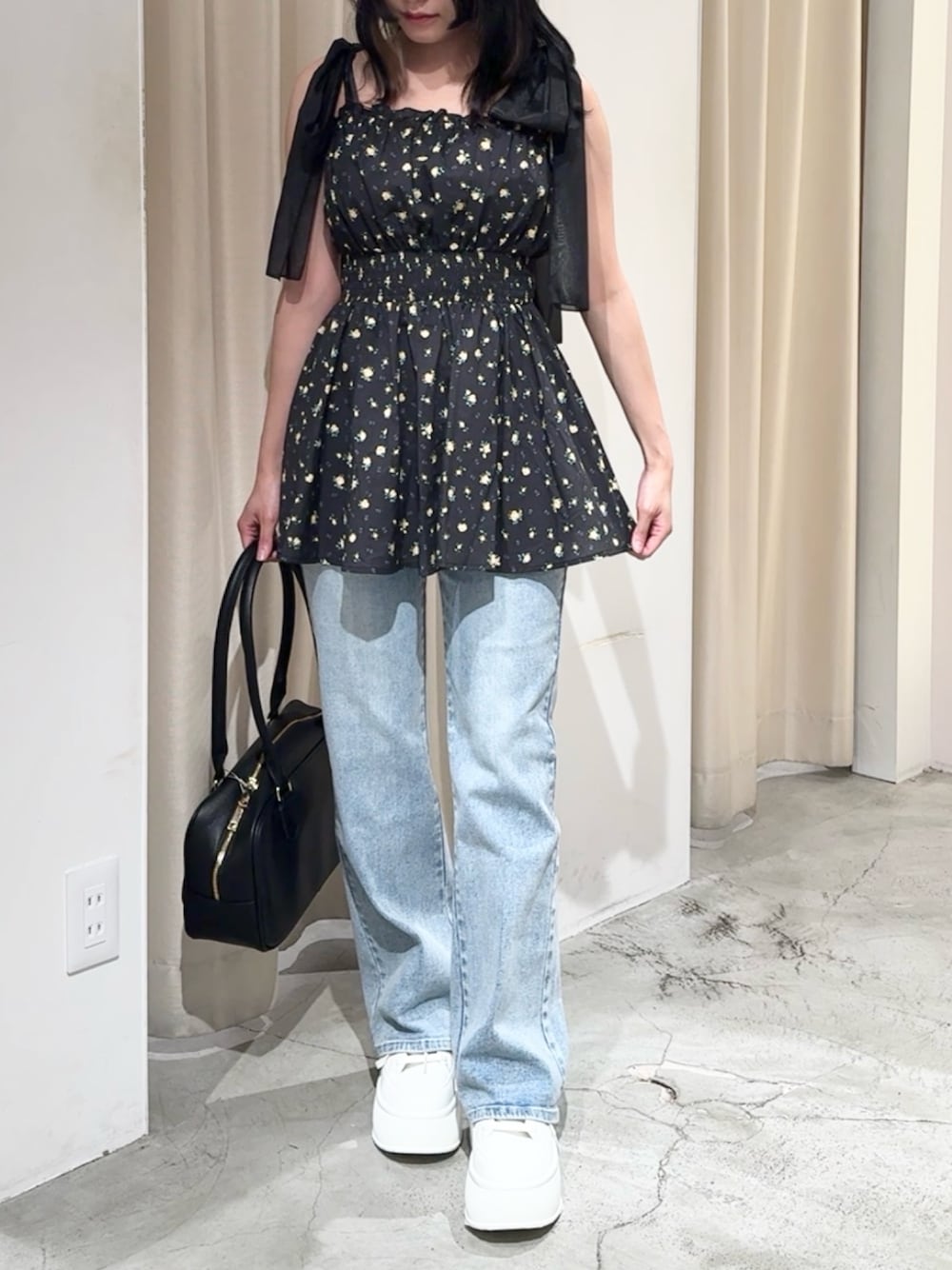 「one after another NICE CLAUP、nice claup、ナイスクラップ、低身長、骨格ストレート、ビスチェ、ビスチェ×デニム、チュニック、デニム、フレアデニム、デニムパンツ、デニムコーデ、花柄、カジュアルガーリー、ガーリーコーデ」｜「one after another NICE CLAUPのフレアデニムパンツ（デニムパンツ、ブルー系）」を使った、はのさん（レディース・153cm）の夏コーディネートの1枚目の写真
