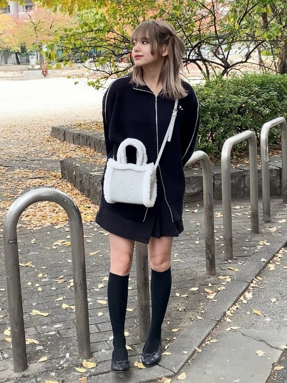 「one after another NICE CLAUP、nice claup、ナイスクラップ、ニット、ニットコーデ、ジップアップ、カーティガン、カーディガンコーデ、ミニスカート、プリーツスカート、カジュアルコーデ、ムートン、ブラックコーデ、バレエシューズ、韓国コーデ」｜「one after another NICE CLAUPのエンボスフェイクムートンバッグ（ショルダーバッグ、ブルー系）」を使った、はのさん（レディース・153cm）の秋コーディネートの1枚目の写真