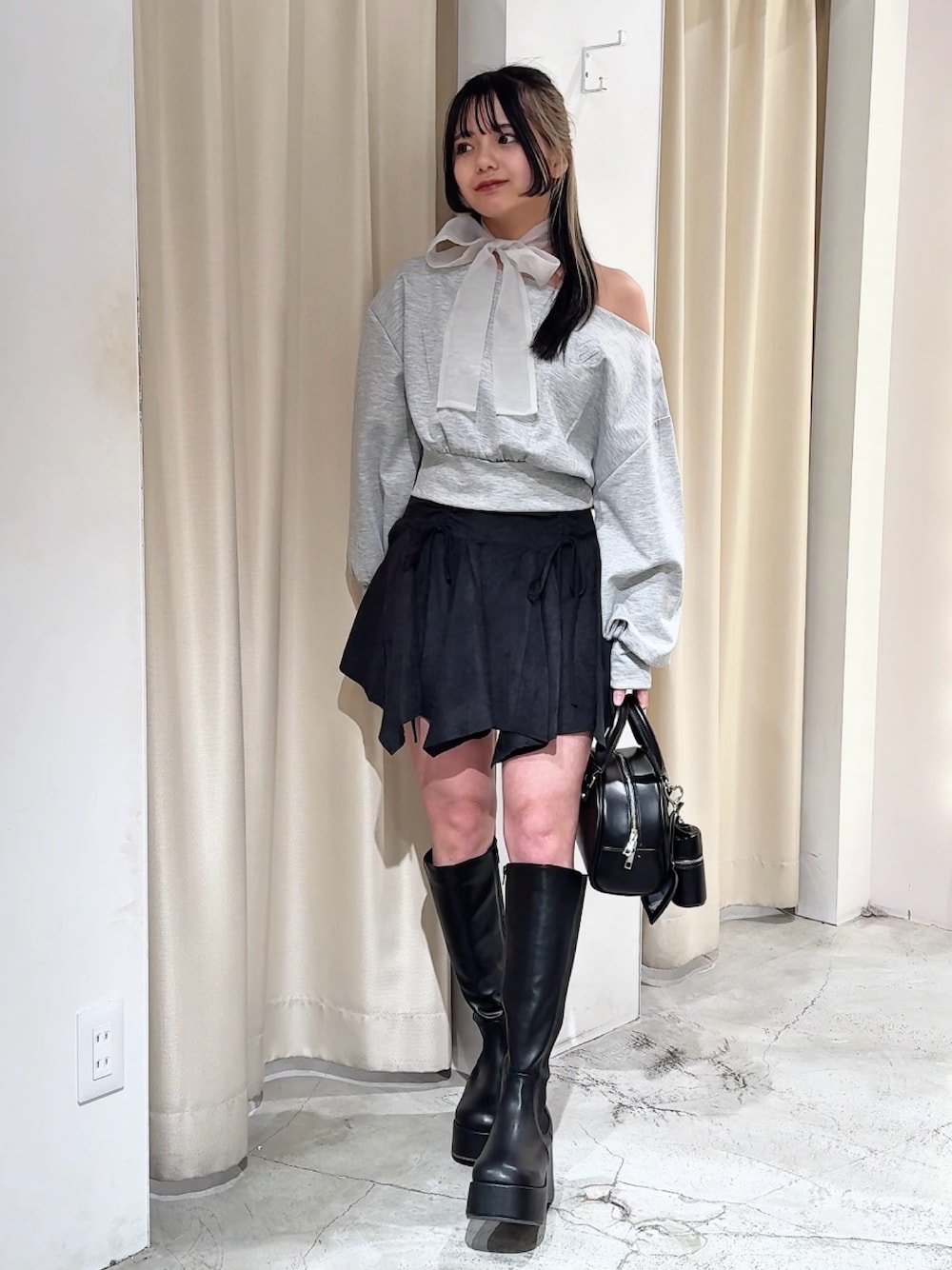 「one after another NICE CLAUP、nice claup、ナイスクラップ、骨格ストレート、低身長コーデ、スウェット、スウェットコーデ、オフショル、ワンショルダー、イレヘムスカート、カジュアルコーデ、カジュアルガーリー、韓国ファッション、韓国コーデ、モノトーンコーデ」｜「one after another NICE CLAUPのリボン付きワンショルトップス（Tシャツ/カットソー、グレー系）」を使った、はのさん（骨格ストレート・レディース・153cm）の冬コーディネートの1枚目の写真