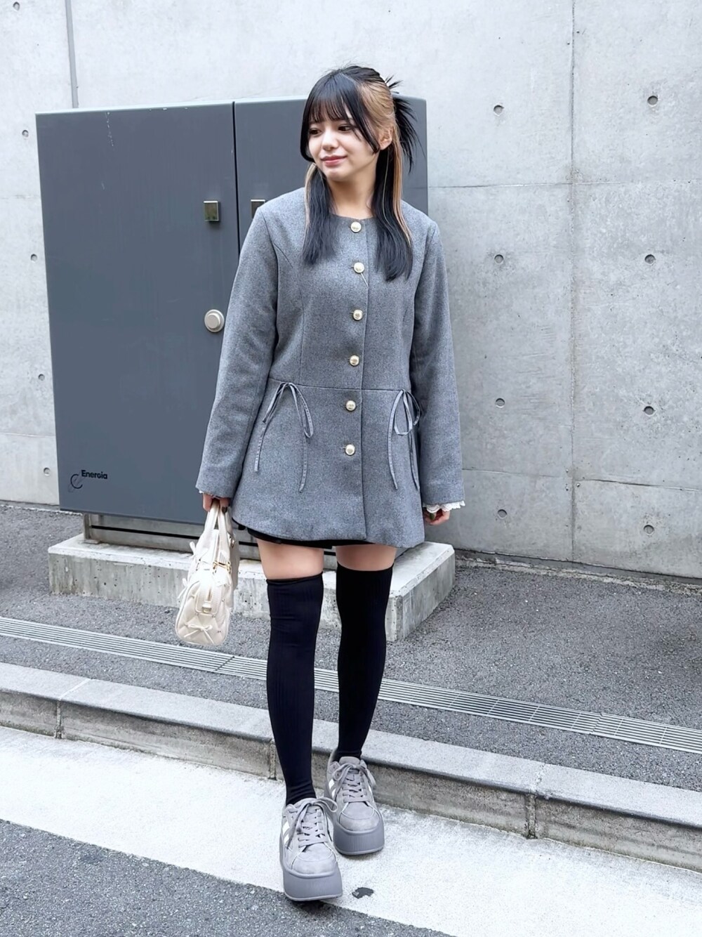 「one after another NICE CLAUP、nice claup、ナイスクラップ、骨格ストレート、低身長コーデ、153cm、ぺプラム、コート、アウター、プリーツスカート、厚底スニーカー、ガーリーコーデ、韓国ファッション、韓国コーデ、グレーコーデ」｜「one after another NICE CLAUPのファーティペットリボンワンピースコート（ノーカラーコート、グレー系）」を使った、はのさん（レディース・153cm）の秋コーディネートの1枚目の写真