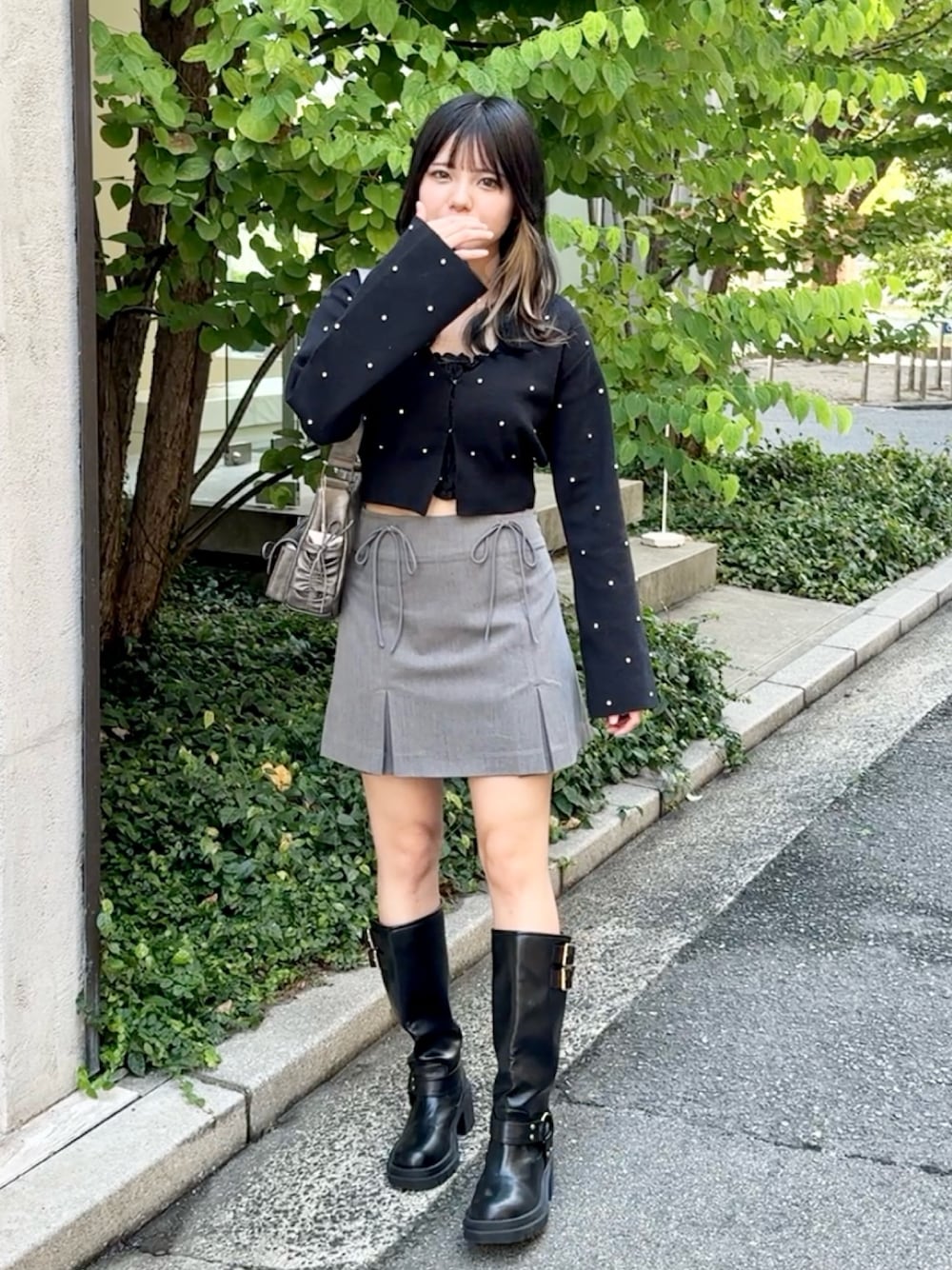 「one after another NICE CLAUP、nice claup、ナイスクラップ、低身長コーデ、骨格ストレート、カーディガン、カーディガンコーデ、ビジュー、キャミソール、ミニスカート、プリーツスカート、ロングブーツ、ブーツ、モノトーンコーデ、韓国コーデ」｜「one after another NICE CLAUPのバイカーブーツ（ブーツ、ブラック系）」を使った、はのさん（レディース・153cm）の秋コーディネートの1枚目の写真