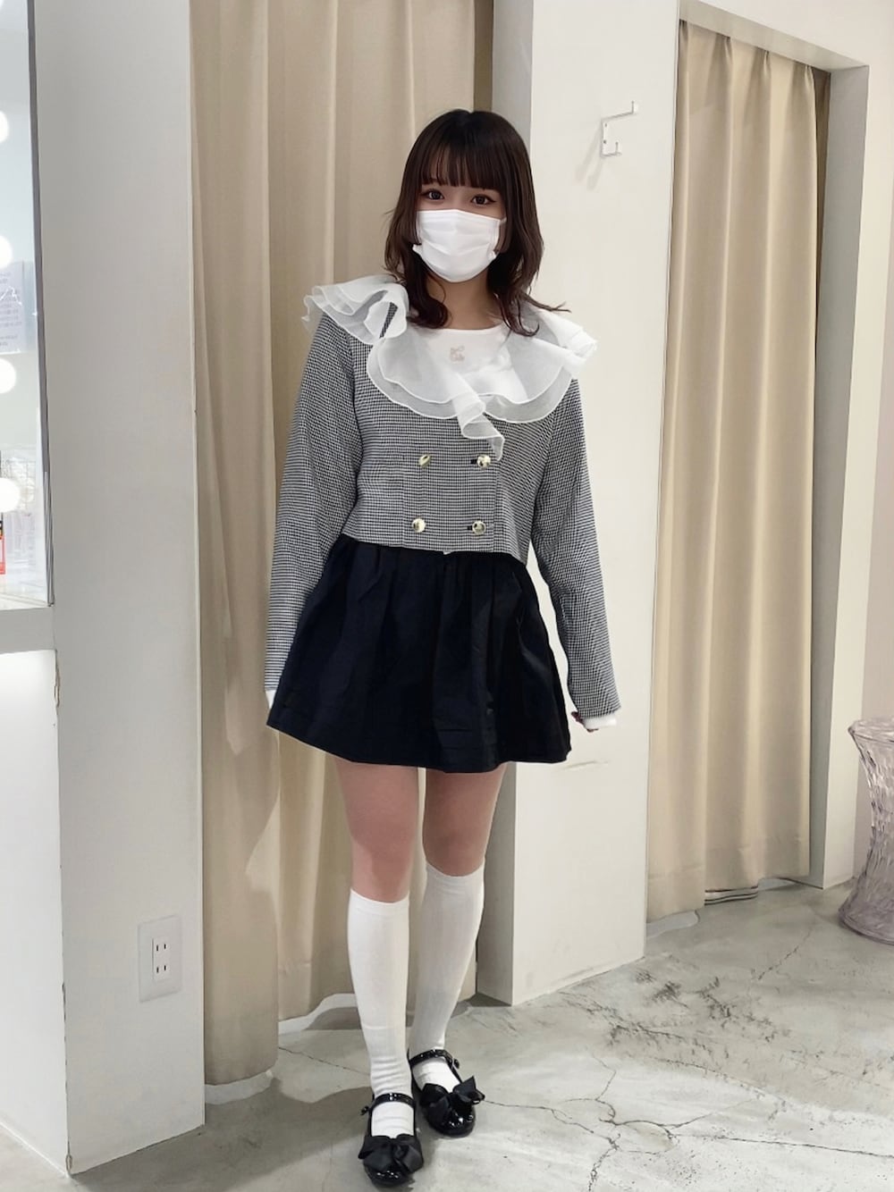 「nice claup、ナイスクラップ、低身長コーデ、骨格ストレート、フレンチガーリー、ジャケット、フリル、ロンT、ミニスカート、ガーリー、リボン、バレエシューズ、モノトーン、ブラック、春アウター」｜「one after another NICE CLAUPの【襟取り外し可能】フリルショートマリンジャケット　2023SS（ノーカラージャケット、ブラック系）」を使った、はのさん（レディース・153cm）の春コーディネートの1枚目の写真