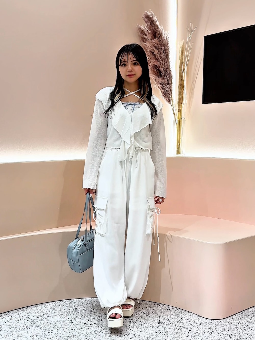 「one after another NICE CLAUP、nice claup、ナイスクラップ、骨格ストレート、低身長コーデ、カジュアルコーデ、カジュアルガーリー、ホワイトコーデ、カーディガン、カーゴパンツ、韓国ファッション、韓国コーデ、ガーリーコーデ」｜「one after another NICE CLAUPのキャミ付きフリルカーディガン（アンサンブル、ホワイト系）」を使った、はのさん（骨格ストレート・レディース・153cm）の春コーディネートの1枚目の写真